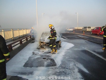 芜湖长江大桥轿车自燃 交警消防齐救援2.jpg