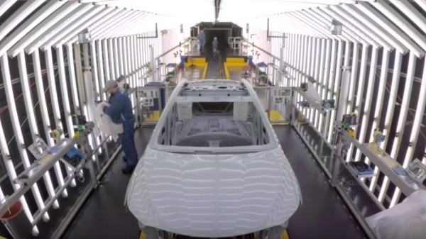 “北美“神车是这样做出来的！丰田Camry生产线组装影片曝光（图／翻摄自CHEEKY CARS7）