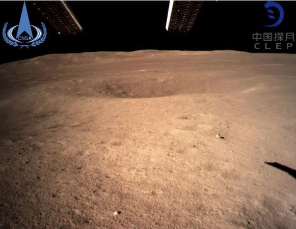 世界第一张近距离拍摄月背影像图