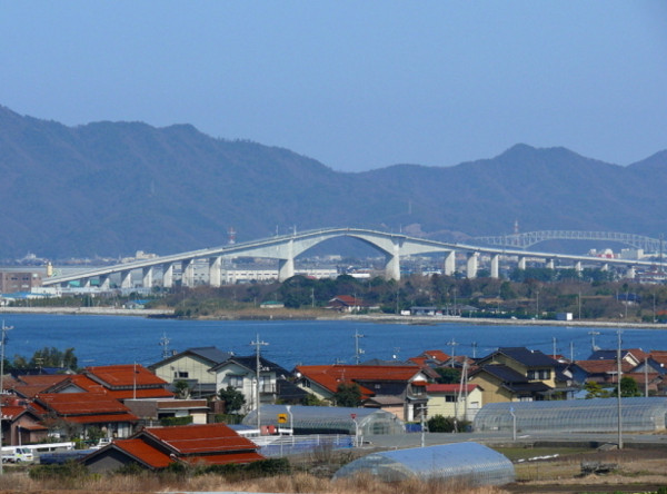 从侧面看江岛大桥。（图／翻拍自colocal.jp）