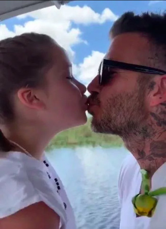 ▲▼大卫贝克汉（David Beckham）嘴对嘴亲吻7岁女儿哈珀。（图／翻摄自IG）