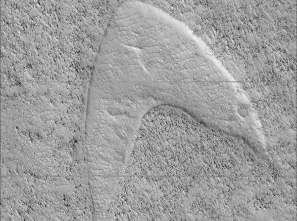 ▲▼NASA火星探测轨道飞行器（MRO）在火星上拍摄到星际舰队标志，让影迷超兴奋