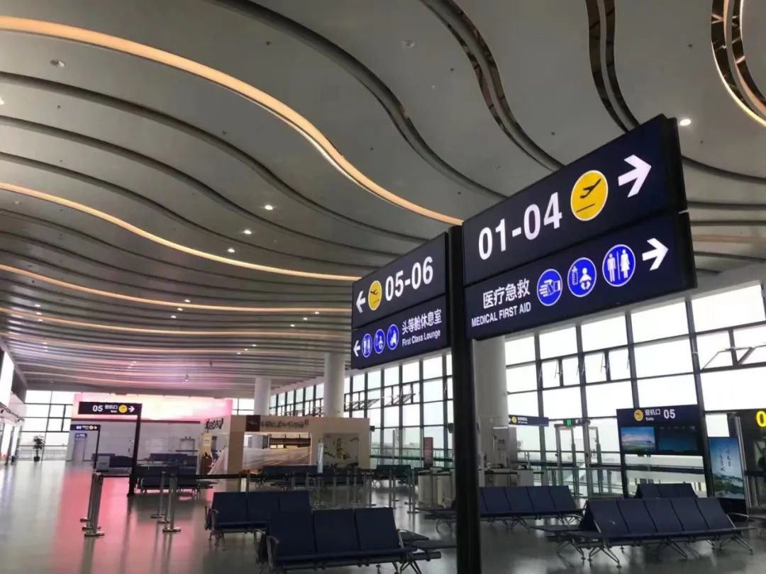 重庆江北机场T2航站楼装置项目 - 成功案例 - 四川龙纹雕塑有限公司